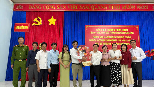 Đồng chí Nguyễn Phúc Nhân - Tỉnh ủy viên, Giám đốc Sở Xây dựng thăm, tặng quà cho các gia đình có công, hộ nghèo, hộ có hoàn cảnh khó khăn trên địa bàn xã Sa Bình
