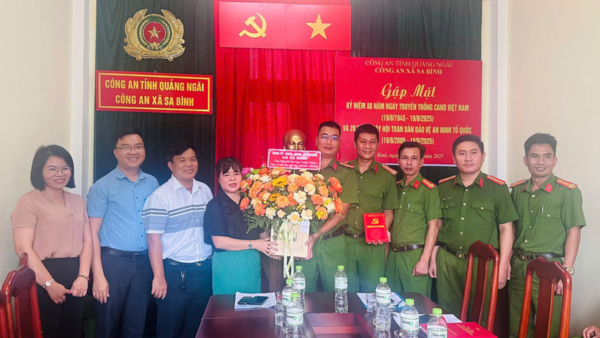 Lãnh đạo xã Sa Bình thăm, chúc mừng và khen thưởng Công an xã nhân kỷ niệm 80 năm Ngày truyền thống CAND