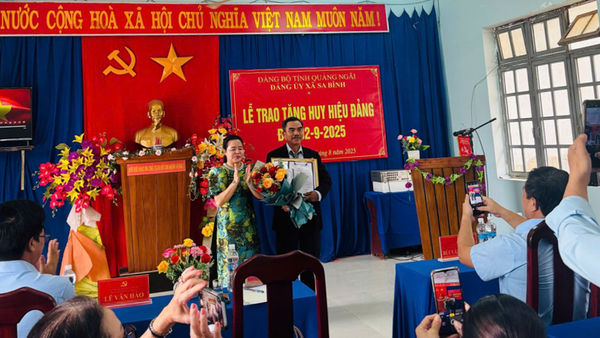 Đảng Ủy xã Sa Bình long trọng tổ chức Lễ trao Huy hiệu 30 năm tuổi Đảng